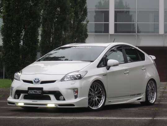 ケンスタイルZVW30プリウス後期エアロパーツデモカー ケンスタイルZVW30プリウス後期エアロパーツデモカー