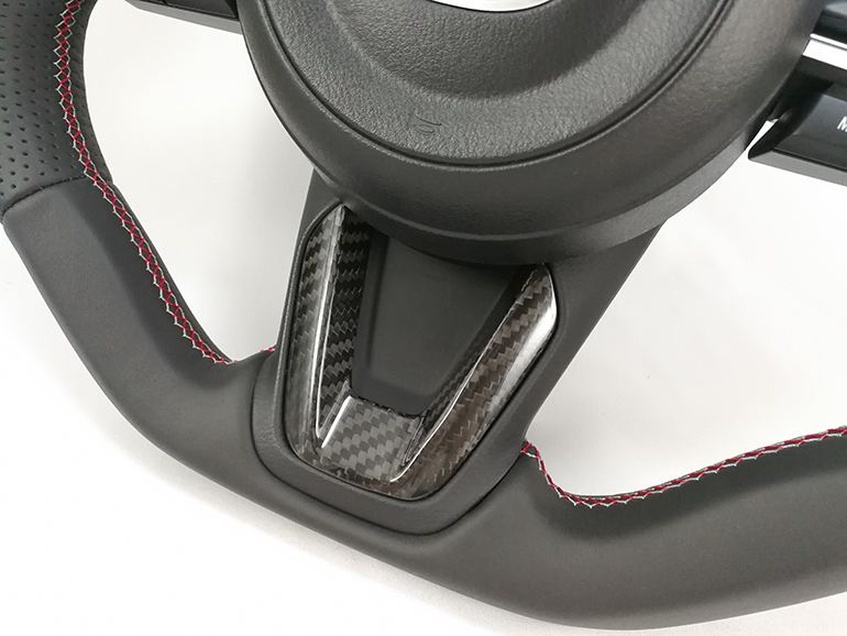 KF系CX-5、BM系アクセラ後期、平成28年11月以降のCX-3およびDJ系デミオに装着可能なケンスタイルのカーボン/レザーコンビステアリング KF系CX-5、BM系アクセラ後期、平成28年11月以降のCX-3およびDJ系デミオに装着可能なケンスタイルのカーボン/レザーコンビステアリング