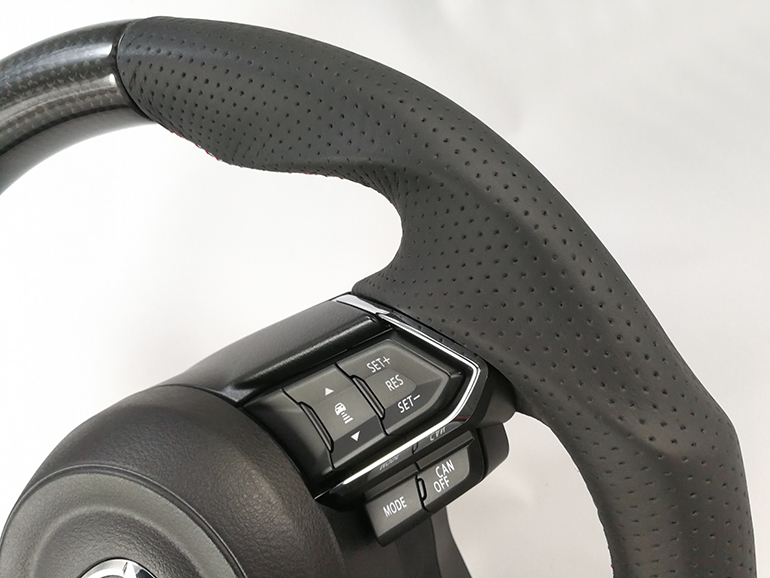 KF系CX-5、BM系アクセラ後期、平成28年11月以降のCX-3およびDJ系デミオに装着可能なケンスタイルのカーボン/レザーコンビステアリング KF系CX-5、BM系アクセラ後期、平成28年11月以降のCX-3およびDJ系デミオに装着可能なケンスタイルのカーボン/レザーコンビステアリング
