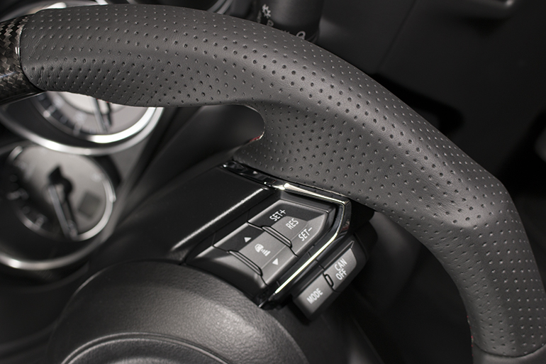 CX-5/CX-3/アクセラ/デミオ用ケンスタイルカーボン/レザーコンビステアリング CX-5/CX-3/アクセラ/デミオ用ケンスタイルカーボン/レザーコンビステアリング