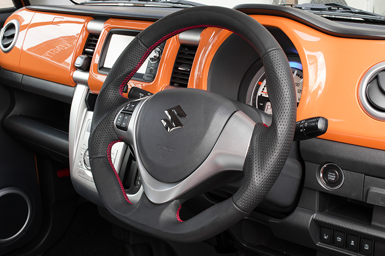 ケンスタイルのスズキ車用ステアリング・ZA01オールブラックレザー/レッドステッチ ケンスタイルのスズキ車用ステアリング・ZA01オールブラックレザー/レッドステッチ