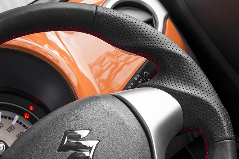 ケンスタイルのスズキ車用ステアリング・ZA01オールブラックレザー/レッドステッチ ケンスタイルのスズキ車用ステアリング・ZA01オールブラックレザー/レッドステッチ