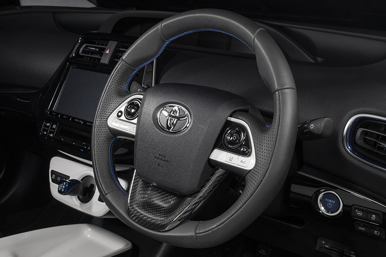 ケンスタイルZVW50プリウス用TC01オールブラックレザーステアリング ケンスタイルZVW50プリウス用TC01オールブラックレザーステアリング